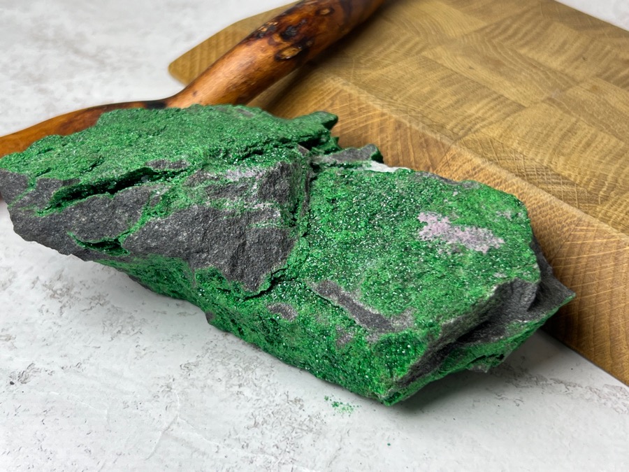 Уваровит (зелёный гранат), 4,6 х 8,2 х 12,5 см OBM-1430, фото 1