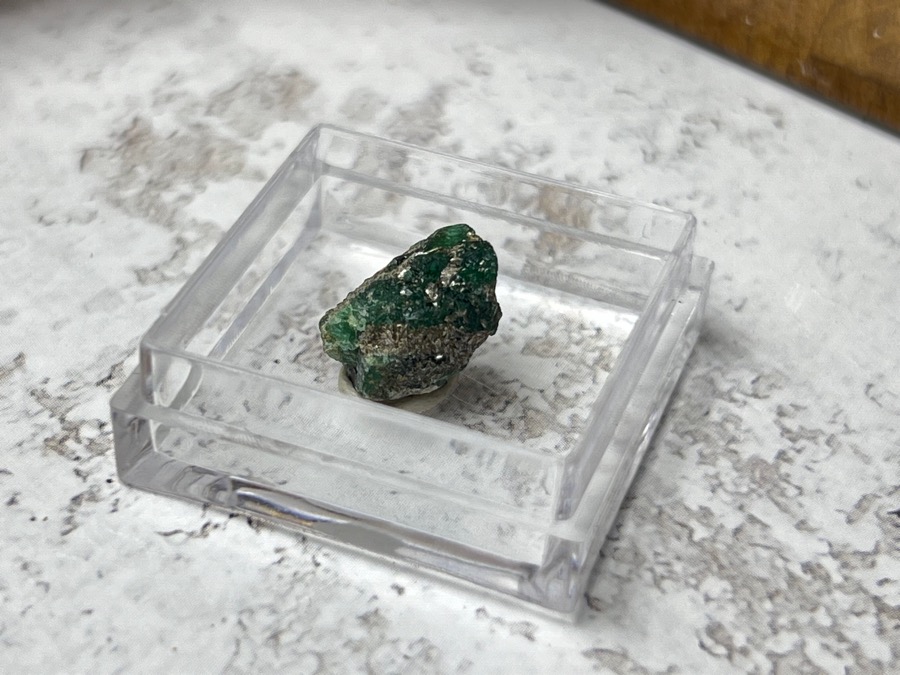 Образец зелёного берилла (изумруд) в пластиковом боксе OBM-1319, фото 1