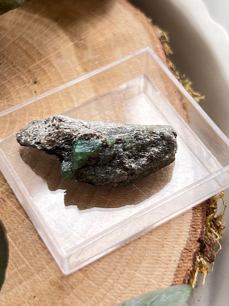 Образец изумруда (зелёный берилл) в пластиковом боксе, 1,1 х 1,6 х 3,2 см OBM-1507, фото 3