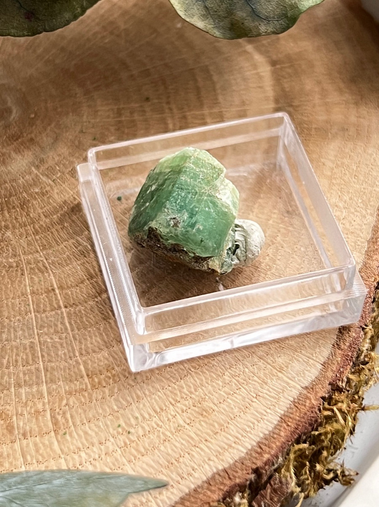 Образец изумруда (зелёный берилл) в пластиковом боксе, 1,3 х 1,4 х 1,7 см OBM-1502, фото 4