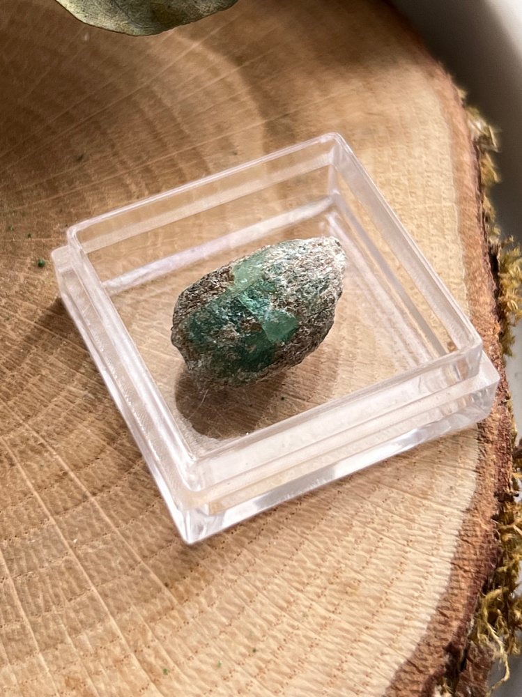 Образец изумруда (зелёный берилл) в пластиковом боксе, 0,8 х 1 х 1,8 см OBM-1505, фото 1