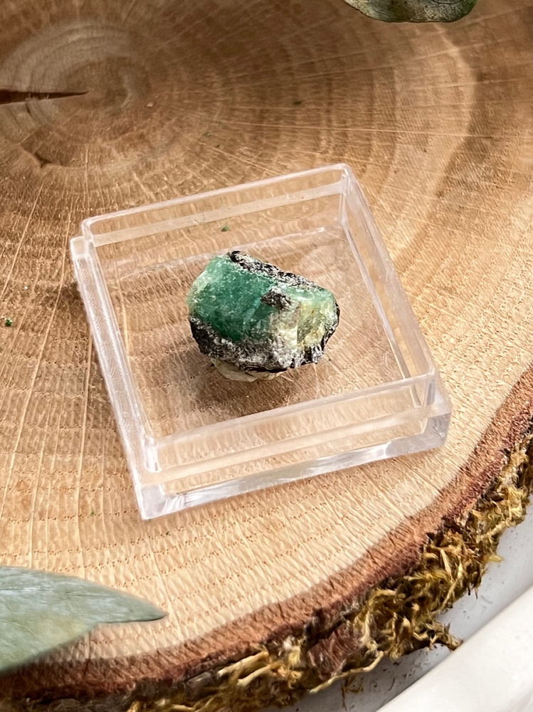 Образец изумруда (зелёный берилл) в пластиковом боксе, 0,9 х 1,1 х 1,2 см OBM-1503, фото 3
