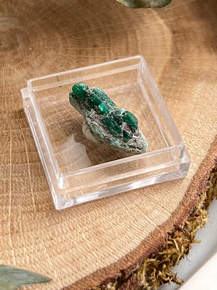 Образец изумруда (зелёный берилл) в пластиковом боксе, 0,9 х 0,9 х 2,1 см OBM-1504, фото 1