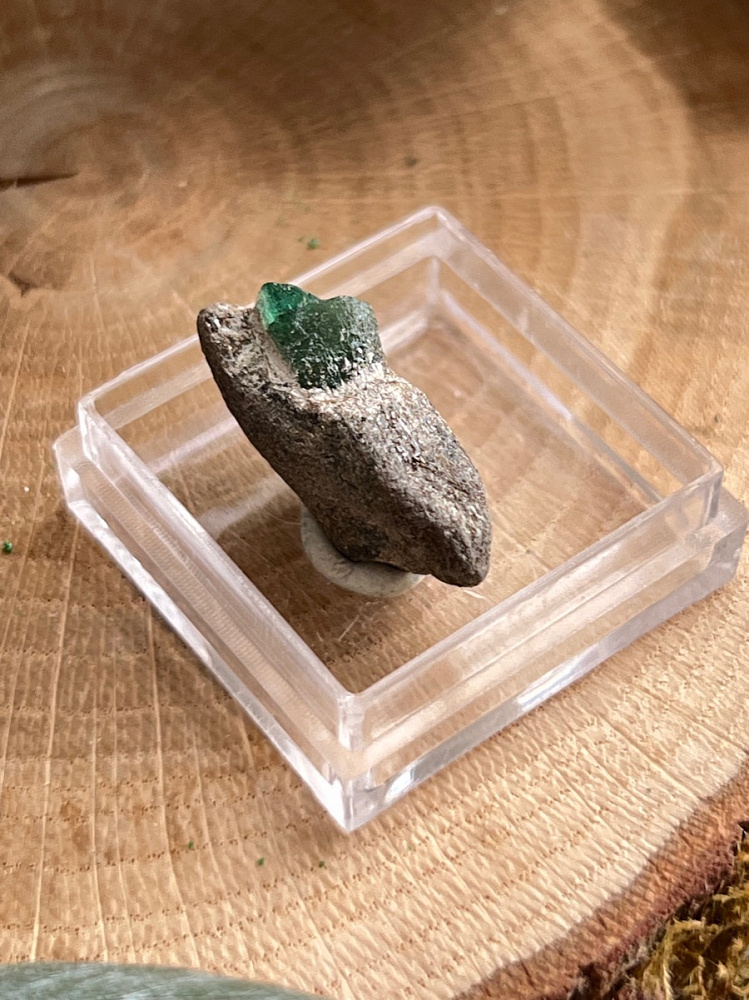 Образец изумруда (зелёный берилл) в пластиковом боксе, 1 х 1,4 х 2,3 см OBM-1506, фото 3