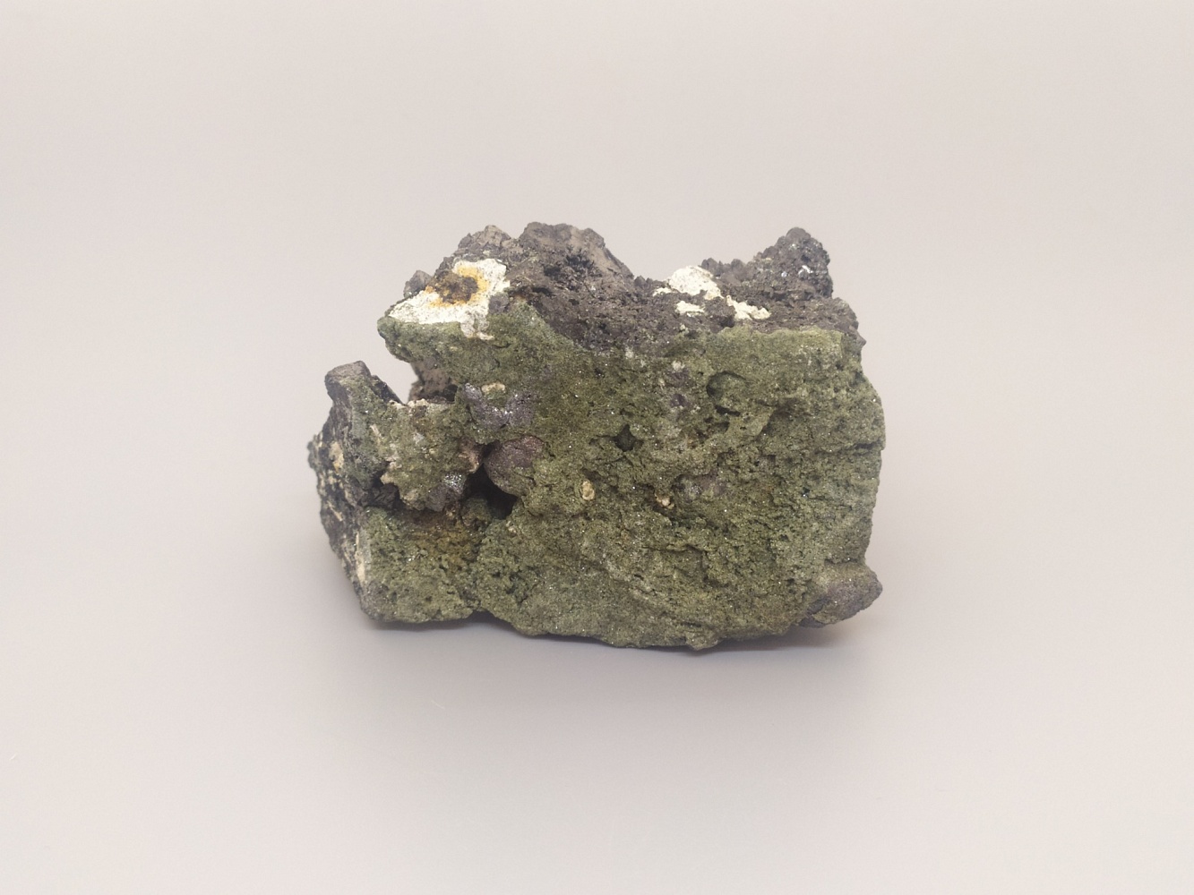 Магнетит, сросток кристаллов 6,6х7,2х10,1 см 2020066, фото 3