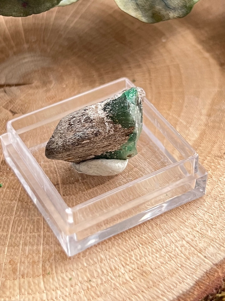 Образец изумруда (зелёный берилл) в пластиковом боксе, 1 х 1,4 х 2,3 см OBM-1506, фото 4