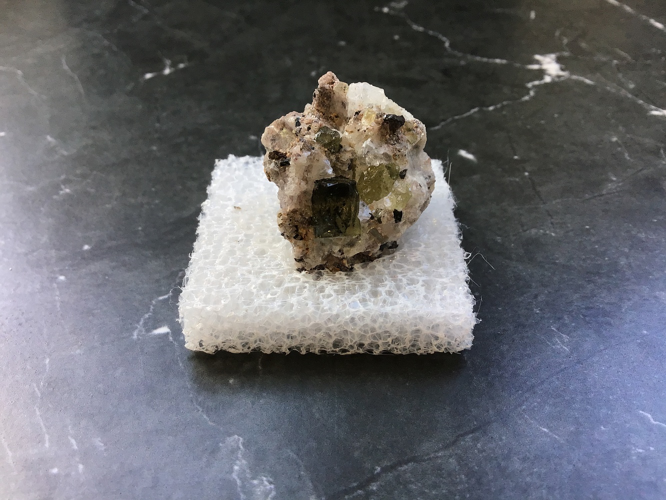 Апатит (кристалл на породе) OBM-0161, фото 1
