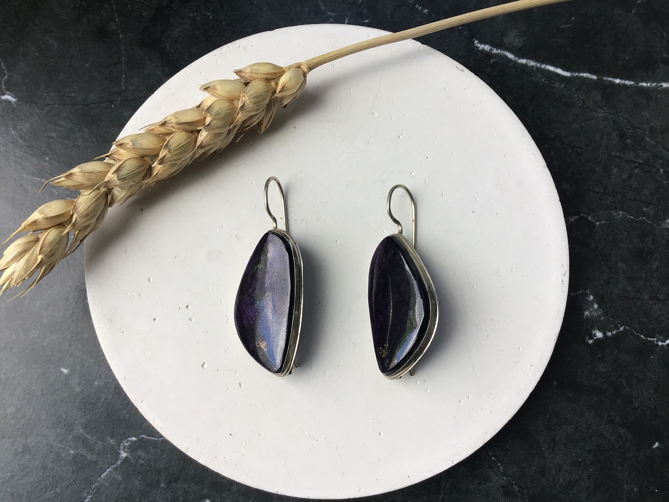 Купить Комплект с пурпуритом: серьги и кольцо  от магазина В Мире Самоцветов