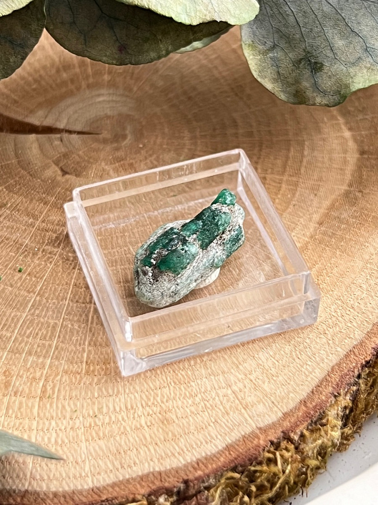 Образец изумруда (зелёный берилл) в пластиковом боксе, 0,9 х 0,9 х 2,1 см OBM-1504, фото 3
