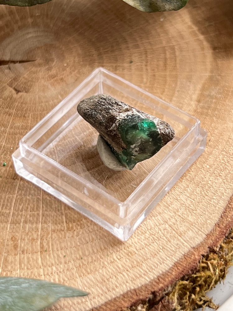 Образец изумруда (зелёный берилл) в пластиковом боксе, 1 х 1,4 х 2,3 см OBM-1506, фото 1
