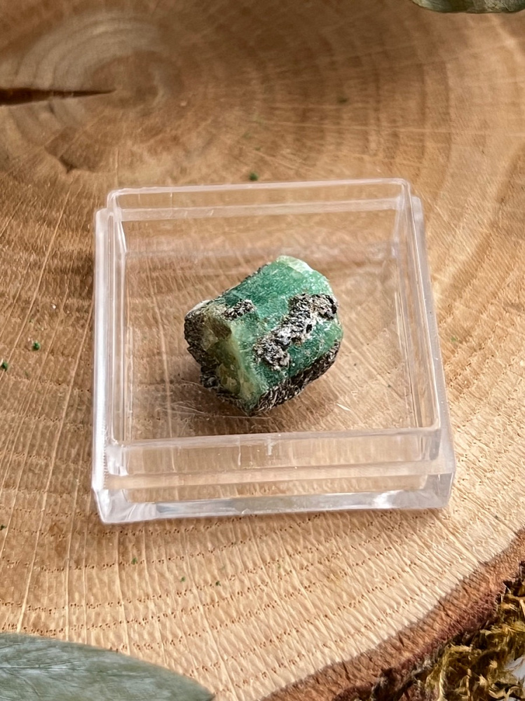 Образец изумруда (зелёный берилл) в пластиковом боксе, 0,9 х 1,1 х 1,2 см OBM-1503, фото 1