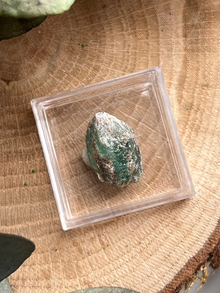 Образец изумруда (зелёный берилл) в пластиковом боксе, 0,8 х 1 х 1,8 см OBM-1505, фото 3