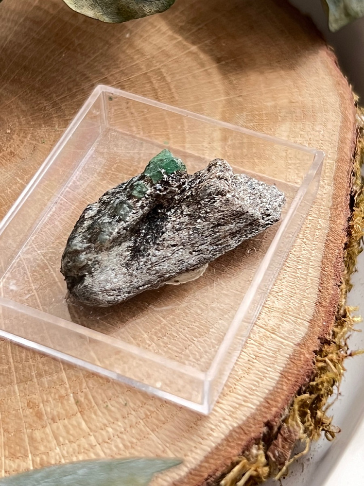 Образец изумруда (зелёный берилл) в пластиковом боксе, 1,1 х 1,6 х 3,2 см OBM-1507, фото 5