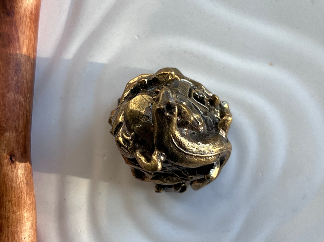 Колокольчик в виде ящерки с короной из бронзы  FGB-0091, фото 4