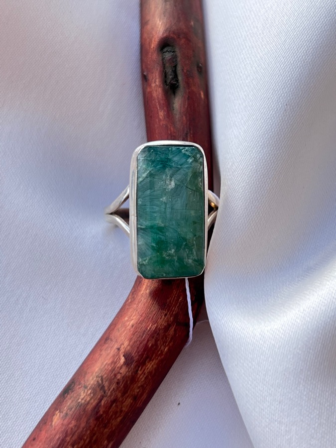 Кольцо из серебра с изумрудом (зелёный берилл) в огранке, 18,5 размер U-1524, фото 1