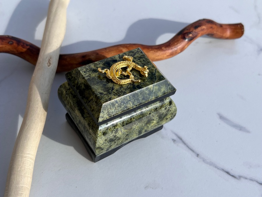 Шкатулка из змеевика с ящеркой на крышке 5,8 х 6,2 х 6,8 см SCH-0022, фото 2