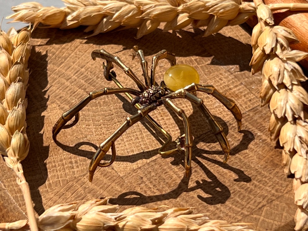 Брошь-кулон в форме паука с янтарём BR-0273, фото 1