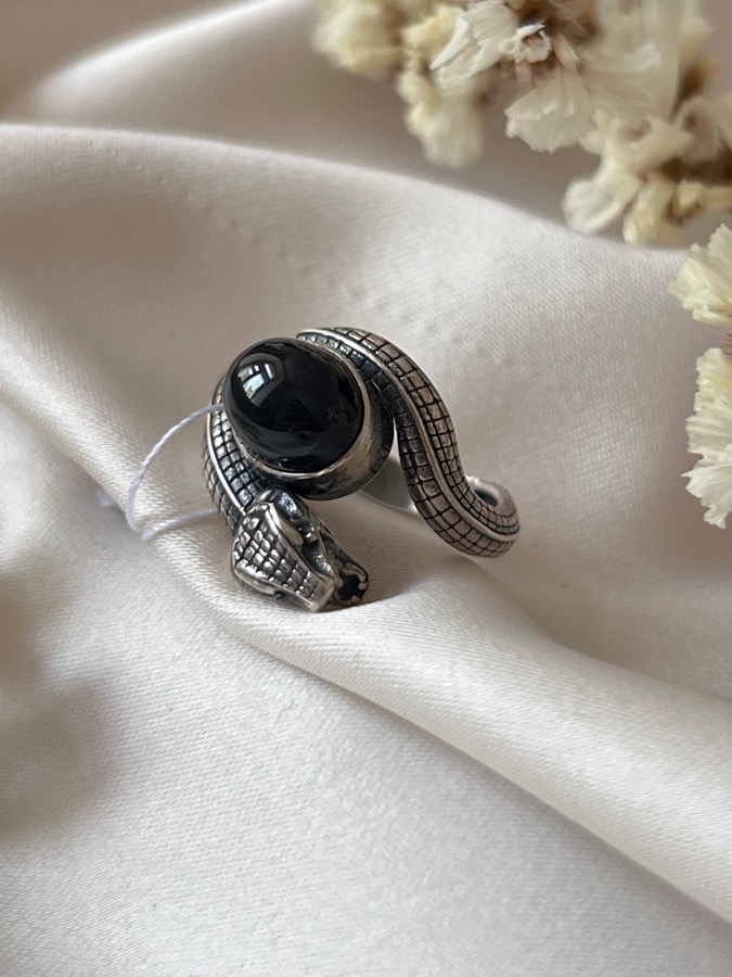 Кольцо из серебра в форме змеи с чёрным обсидианом, 17,5 размер U-510, фото 1