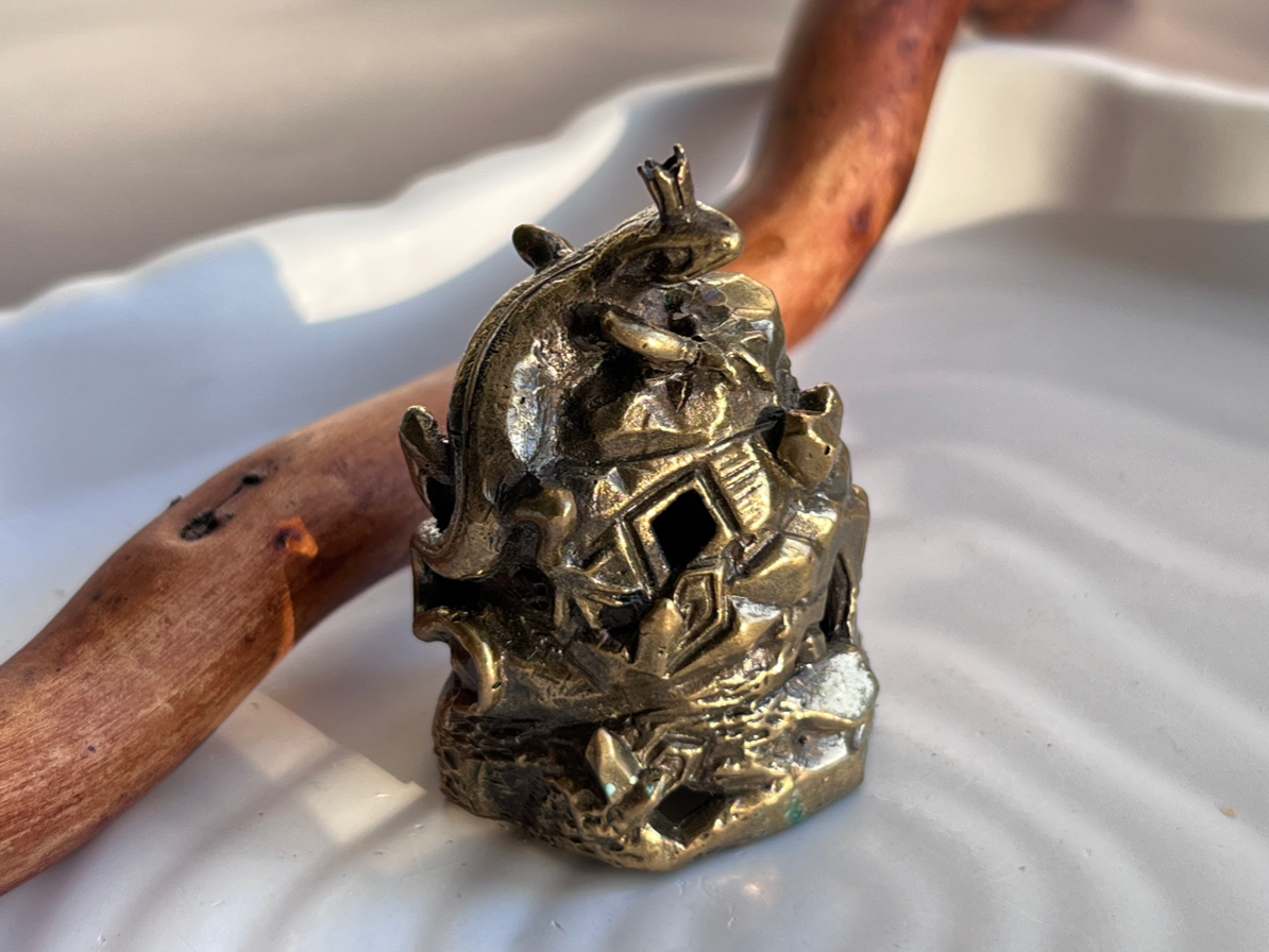 Колокольчик в виде ящерки с короной из бронзы  FGB-0091, фото 1