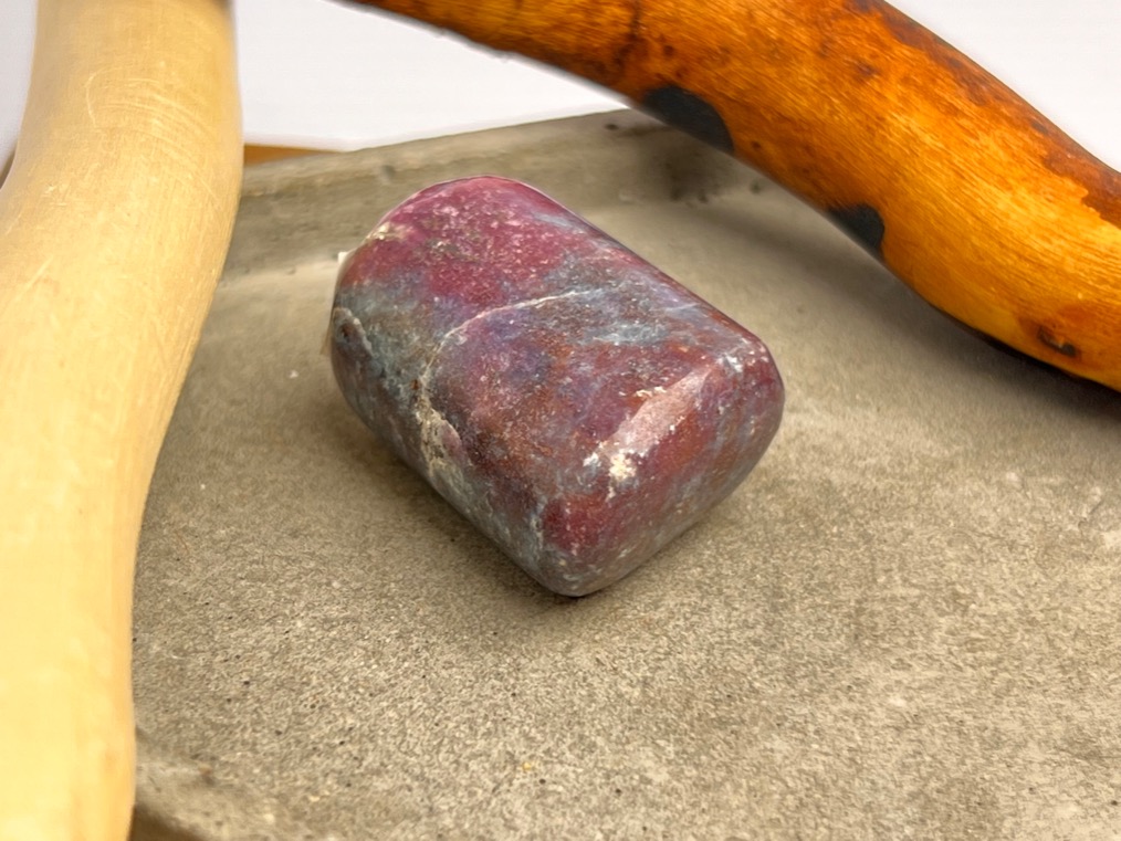 Корунд (рубин) с кианитом, полировка 1,7 х 2,2 х 3 см POL-0320, фото 3