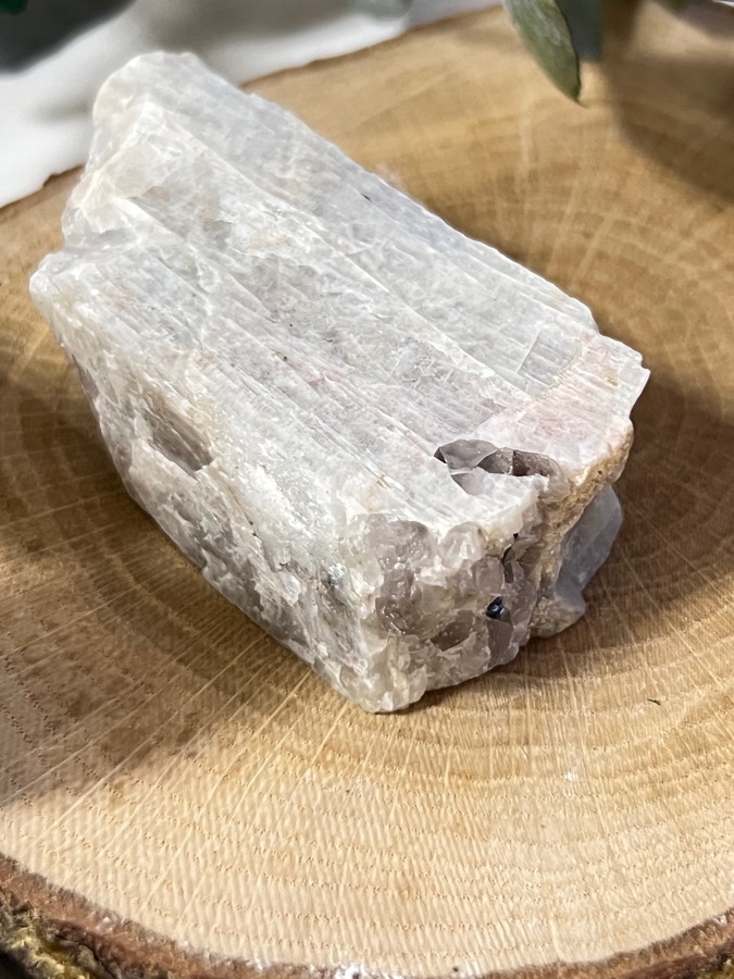 Беломорит (лунный камень), полированный срез 2,1 х 3,1 х 6,3 см SK-0135, фото 4