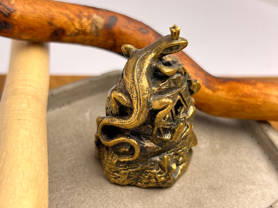 Колокольчик в виде ящерки с короной из бронзы FGB-0177, фото 1