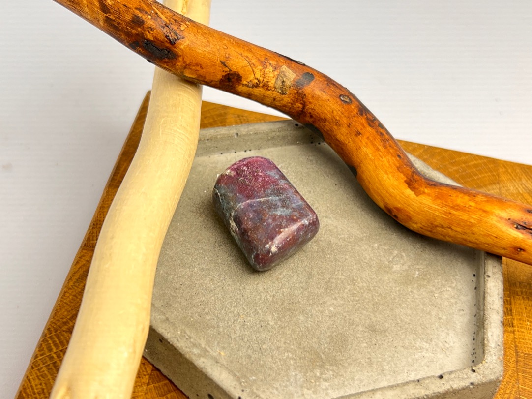 Корунд (рубин) с кианитом, полировка 1,7 х 2,2 х 3 см POL-0320, фото 2