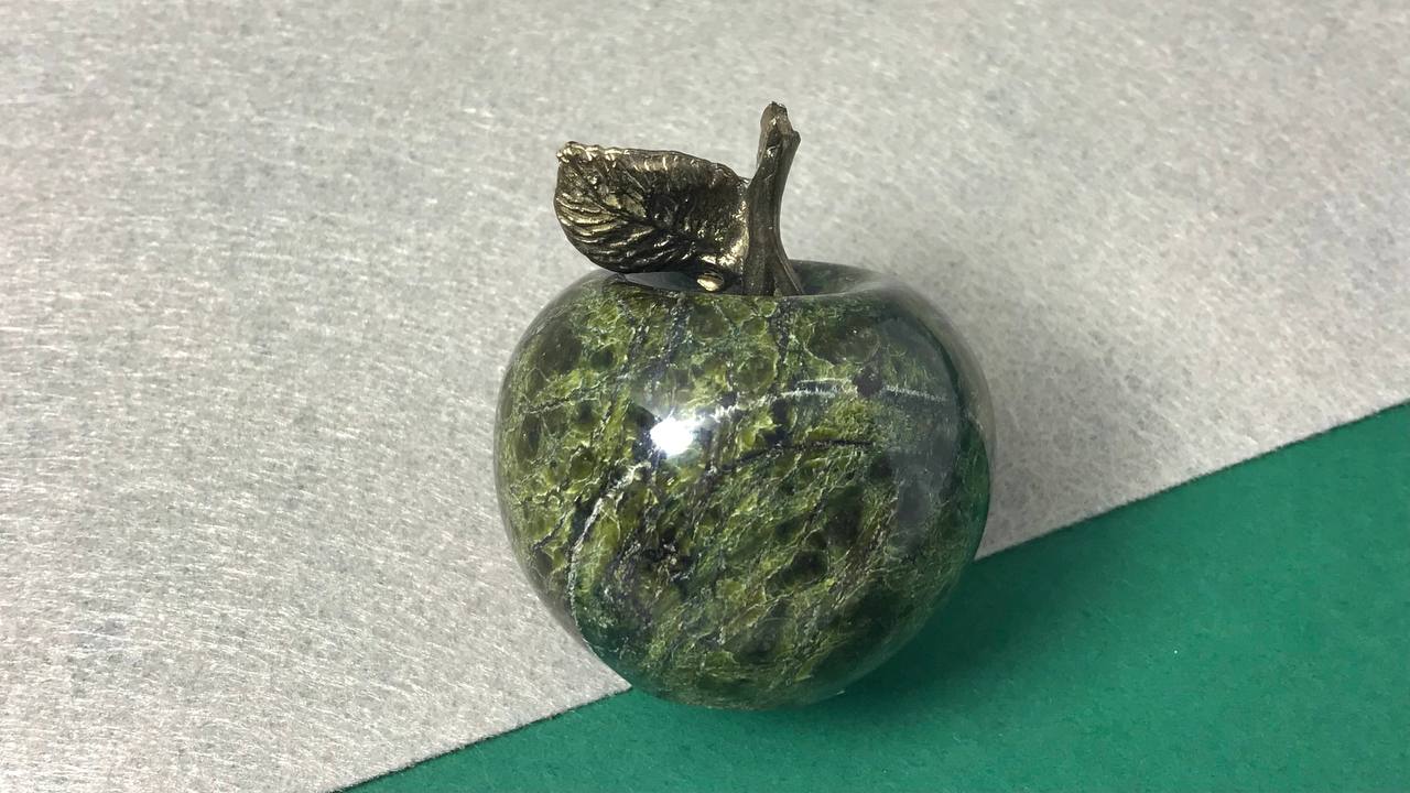 Яблоко из змеевика 5,9х5,2 см ONI-0020, фото 2