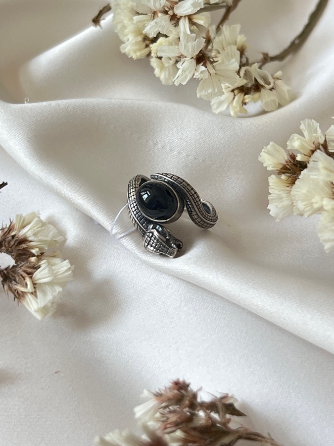 Кольцо из серебра в форме змеи с чёрным обсидианом, 17,5 размер U-510, фото 2