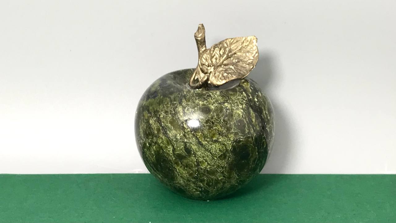 Яблоко из змеевика 5,9х5,2 см ONI-0020, фото 1