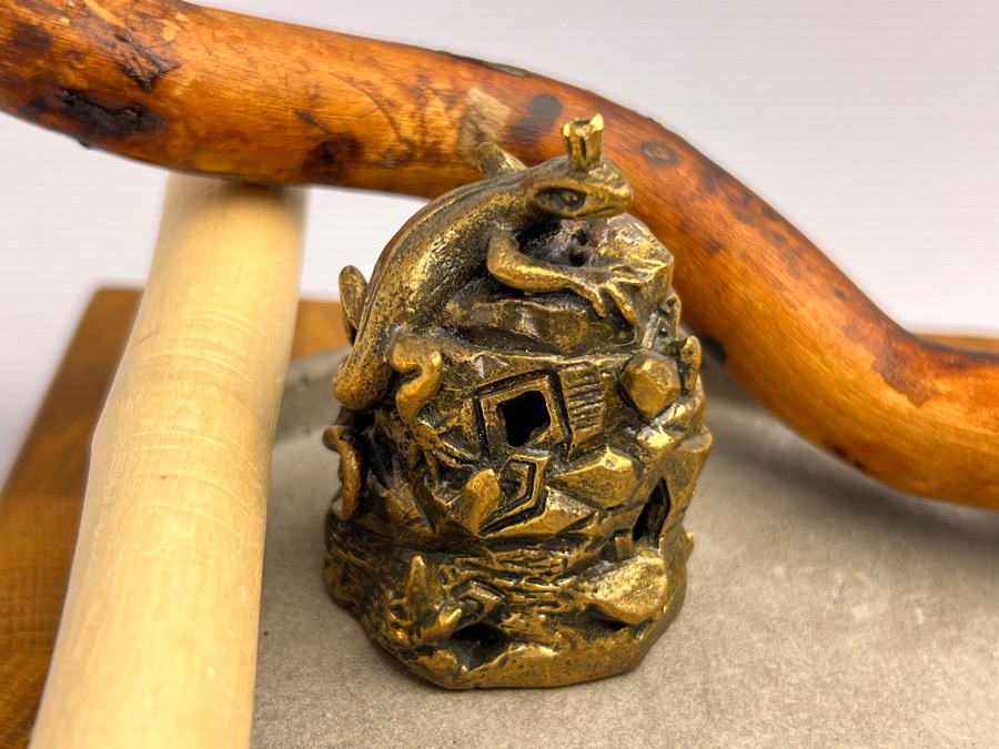 Колокольчик в виде ящерки с короной из бронзы FGB-0177, фото 4