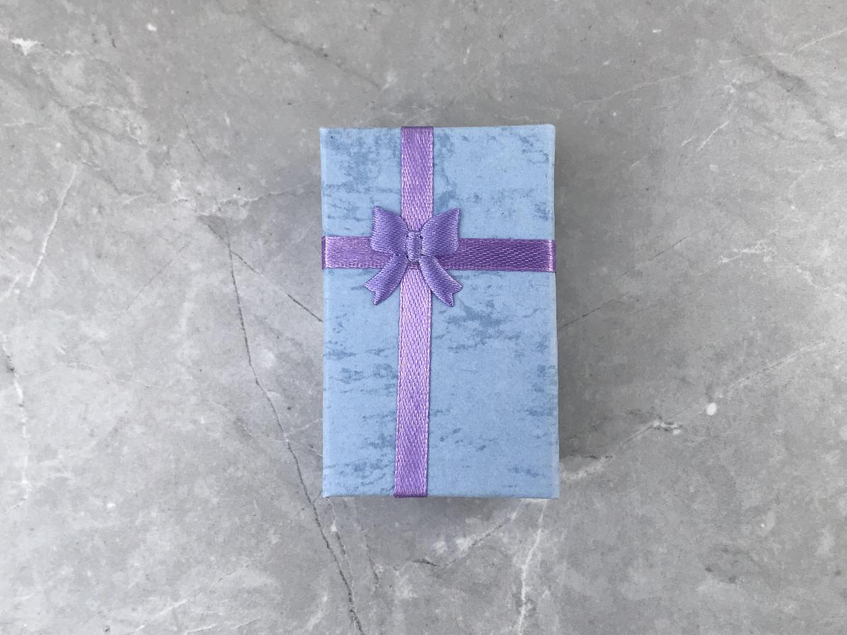 Подарочная голубая коробка с фиолетовым бантиком PDK-0010, фото 1