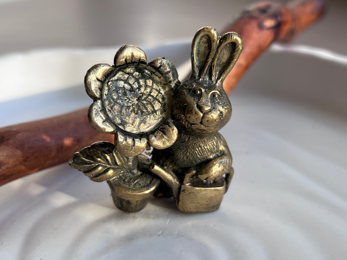 Колокольчик в виде зайца с подсолнухом из бронзы  FGB-0097, фото 1