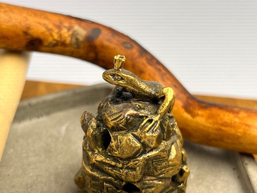 Колокольчик в виде ящерки с короной из бронзы FGB-0177, фото 3