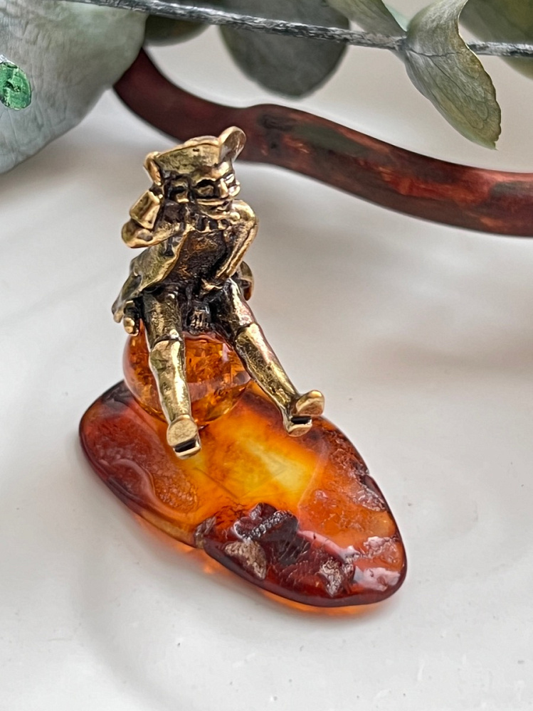 Барон Мюнхгаузен из бронзы на янтаре плавленном FG-0667, фото 1
